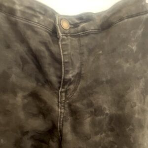 GUESS JEANS Size 31   Gray Black Floral.  Good used condition.